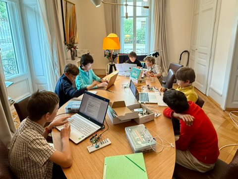 Enfants de l'atelier pilote Arduineuch programmant en petits groupes