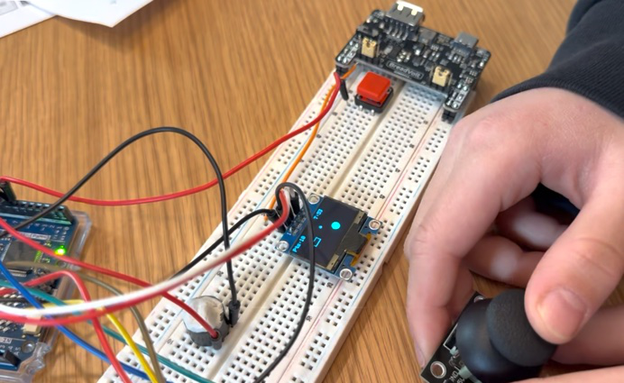 Montage électronique réalisé par les enfants : carte Arduino, capteurs et manette